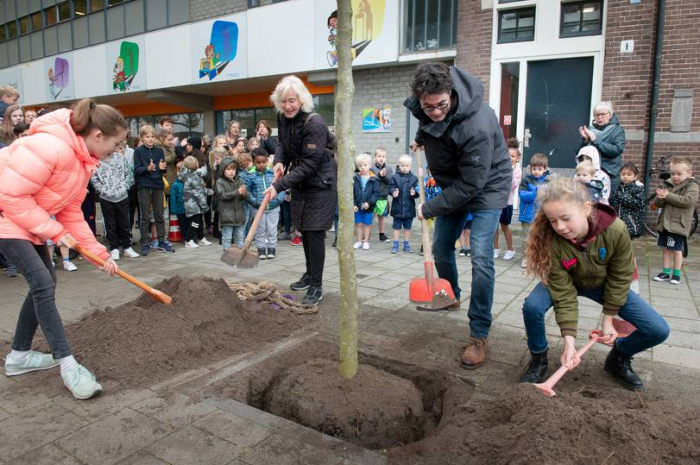 Wethouder Snoek plant eerste van 48 bomen